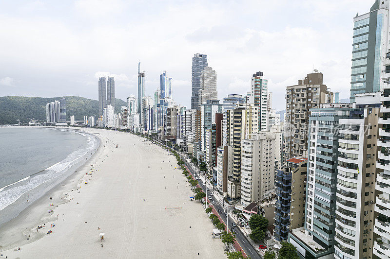 Balnéario Camboriú海滩海滨的观点在一个阴天和很少的人在海滩上